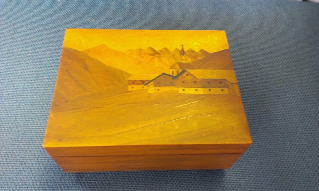 music box - marquetry on the box lid